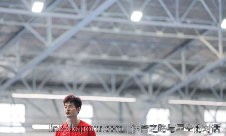 体育之路与星空的对话